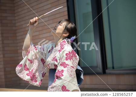 穿著浴衣的女人看起來又熱又累 128565257