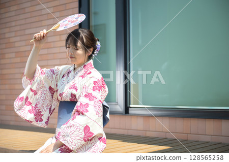 A hot yukata woman 128565258