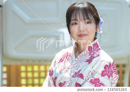 微笑的yukata婦女 微笑的yukata婦女 128565263