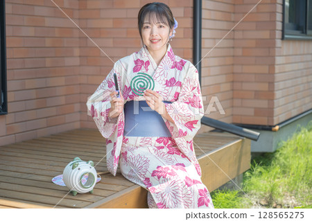 蚊香和浴衣的女人 128565275