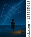 一個男孩仰望夏季大三角 128565418