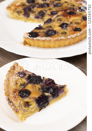 Baked fruit tart 128565792