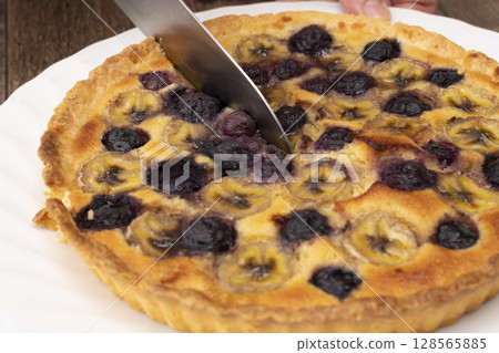 切烤好的水果塔 128565885