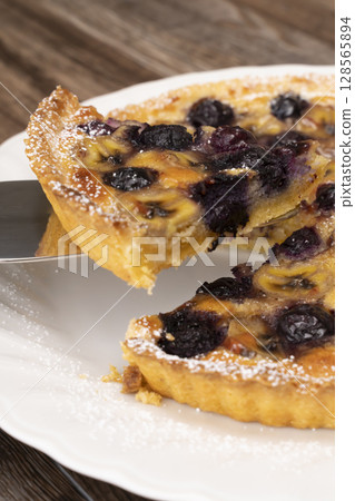 切烤好的水果塔 切烤好的水果塔 128565894