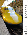 Doctor Yellow stopping at Tokyo Station 128566322
