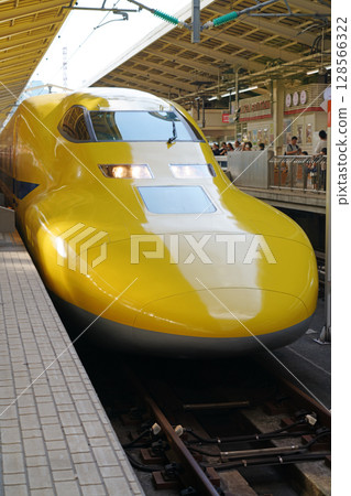 Doctor Yellow stopping at Tokyo Station Doctor Yellow stopping at Tokyo Station 128566322
