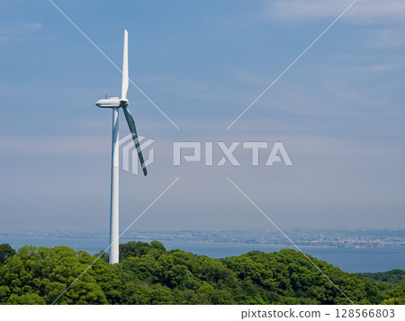 山上的風力渦輪機俯瞰著大海 山上的風力渦輪機俯瞰著大海 128566803