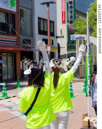 一名婦女正在散發傳單 128567145