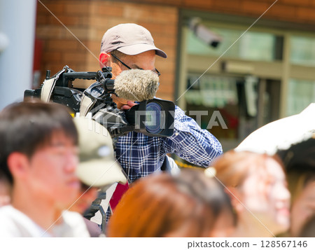 電視攝影機拍攝競選街頭演講 電視攝影機拍攝競選街頭演講 128567146