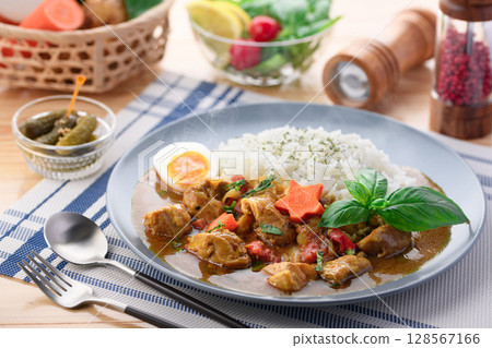 Steaming basil-flavored chicken curry and colorful rice (Basil chicken curry) 128567166