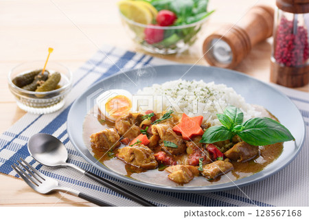 熱騰騰的羅勒風味雞肉咖哩和色彩繽紛的米飯(羅勒雞肉咖哩) 熱騰騰的羅勒風味雞肉咖哩和色彩繽紛的米飯(羅勒雞肉咖哩) 128567168