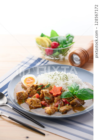 Steaming basil-flavored chicken curry and colorful rice (Basil chicken curry) 128567172
