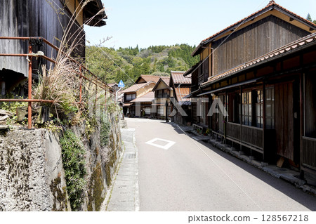 Rustic old houses and mountain ranges in the Iwami Ginzan Town District Rustic old houses and mountain ranges in the Iwami Ginzan Town District 128567218