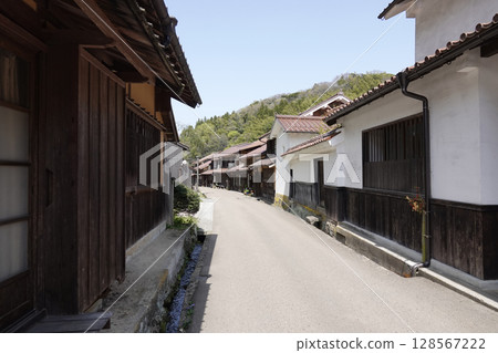 石見銀山町區的懷舊老房子和鬱鬱蔥蔥的山脈 石見銀山町區的懷舊老房子和鬱鬱蔥蔥的山脈 128567222