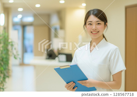 醫院接待處一位面帶微笑的護士拿著寫字板：“生成式人工智慧” 128567718