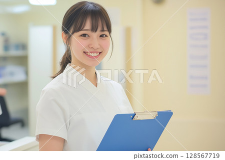 醫院接待處一位面帶微笑的護士拿著寫字板：“生成式人工智慧” 128567719