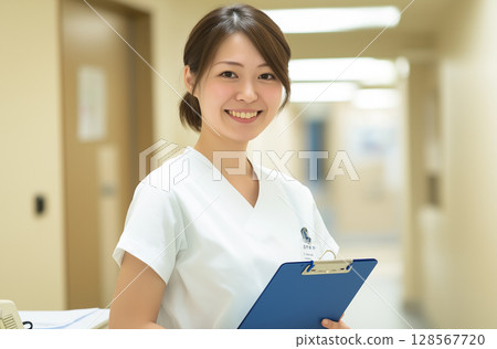 醫院接待處一位面帶微笑的護士拿著寫字板：“生成式人工智慧” 128567720