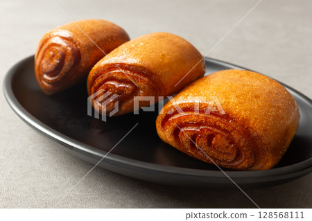 Traditional Fried Chinese Flower Bun with Wrinkled Texture Traditional Fried Chinese Flower Bun with Wrinkled Texture 128568111