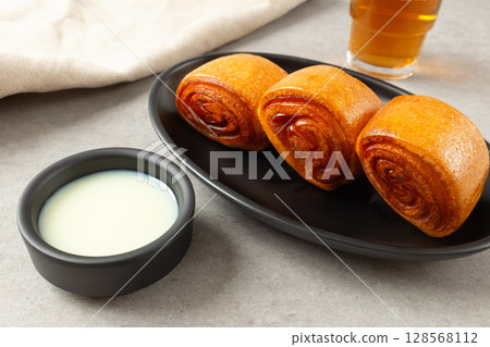Traditional Fried Chinese Flower Bun with Wrinkled Texture Traditional Fried Chinese Flower Bun with Wrinkled Texture 128568112