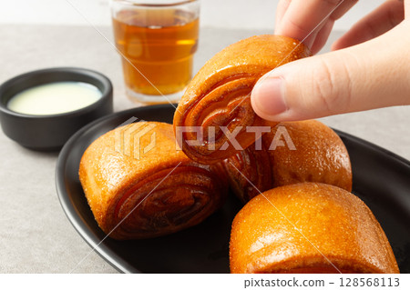 Traditional Fried Chinese Flower Bun with Wrinkled Texture Traditional Fried Chinese Flower Bun with Wrinkled Texture 128568113