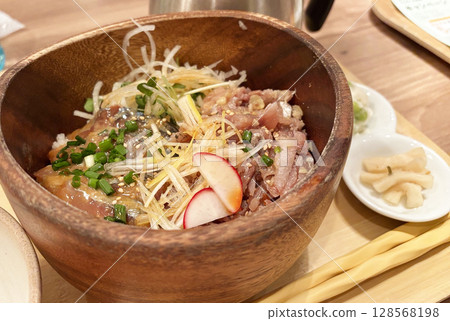 Delicious looking rice bowl 128568198