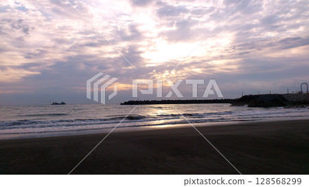 Cloudy seaside 128568299