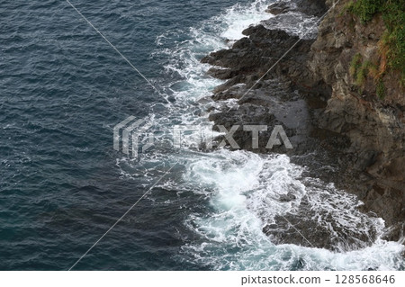 Waves to beat on the quay 128568646