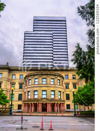 Italian Renaissance-style Portland City Hall in Portland, Oregon, United States. Completed in 1895, this four-story government building houses the offices of the mayor and city council Italian Renaissance-style Portland City Hall in Portland, Oregon, United States. Completed in 1895, this four-story government building houses the offices of the mayor and city council 128569104