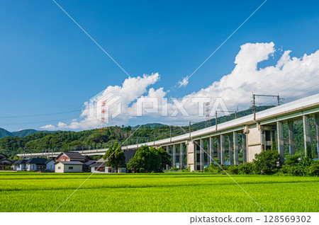 穿過滋賀縣長濱市西亞西町鄉村的湖西線高架橋 128569302