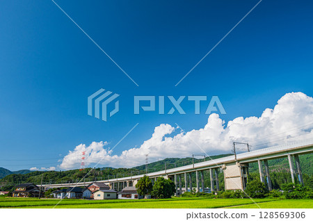 The viaduct of the Kosei Line passing through the rural areas of Nishiasai Town, Nagahama City, Shiga Prefecture 128569306