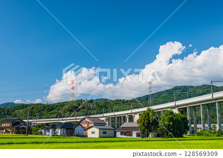 穿過滋賀縣長濱市西亞西町鄉村的湖西線高架橋 128569309