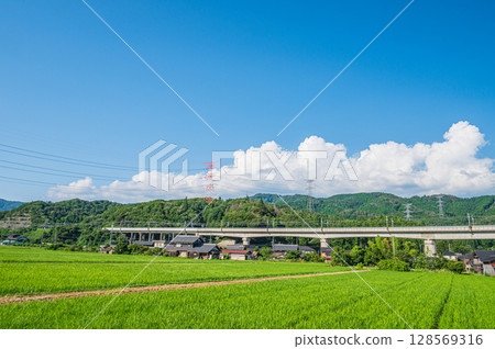The viaduct of the Kosei Line passing through the rural areas of Nishiasai Town, Nagahama City, Shiga Prefecture The viaduct of the Kosei Line passing through the rural areas of Nishiasai Town, Nagahama City, Shiga Prefecture 128569316