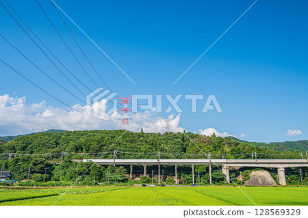 The viaduct of the Kosei Line passing through the rural areas of Nishiasai Town, Nagahama City, Shiga Prefecture The viaduct of the Kosei Line passing through the rural areas of Nishiasai Town, Nagahama City, Shiga Prefecture 128569329