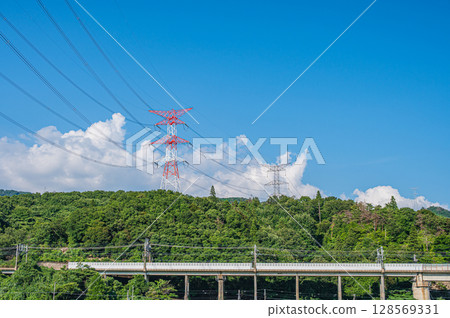 穿過滋賀縣長濱市西亞西町鄉村的湖西線高架橋 128569331