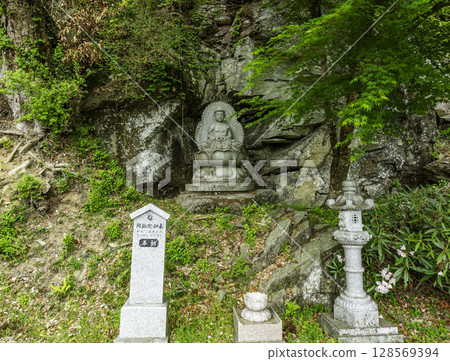 四國88所參拜寺廟第12名：德島縣神山町燒山寺、十三佛（阿彌陀如來） 128569394