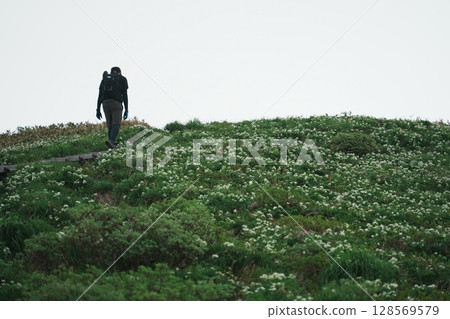 登山者穿過花田 登山者穿過花田 128569579