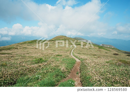 連接平山和仙之倉山的山脊線 128569580