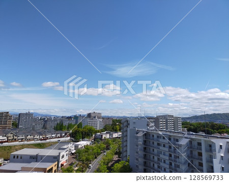 Hirakata City: The streets of Kori-ga-oka under the blue sky Hirakata City: The streets of Kori-ga-oka under the blue sky 128569733