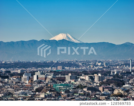 從三軒茶屋胡蘿蔔塔眺望冬季的富士山和東京世田谷區街景 從三軒茶屋胡蘿蔔塔眺望冬季的富士山和東京世田谷區街景 128569783