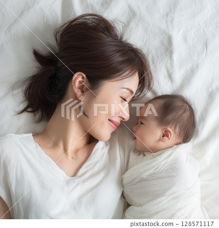 寶貝媽媽日本睡在一起睡白色 128571117