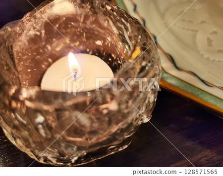 柔和的蠟燭 128571565