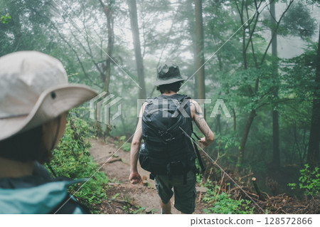 徒步旅行 男人和女人 男女 128572866