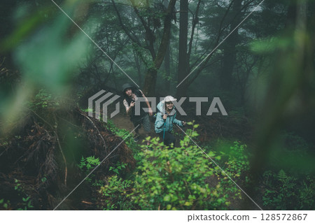 徒步旅行 男人和女人 男女 128572867