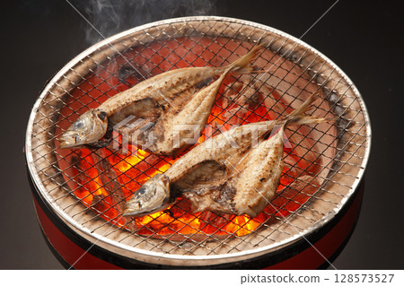 用炭火慢慢烤好的竹莢魚乾 用炭火慢慢烤好的竹莢魚乾 128573527