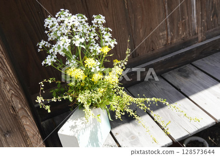 Flowers arranged on the veranda of an old house in the Iwami Ginzan Townscape District Flowers arranged on the veranda of an old house in the Iwami Ginzan Townscape District 128573644