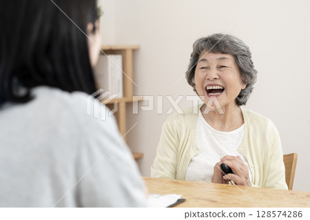 接受家訪調查的老年婦女、護理經理、護理經理 128574286
