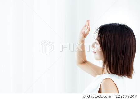 一個女人站在窗邊 128575207