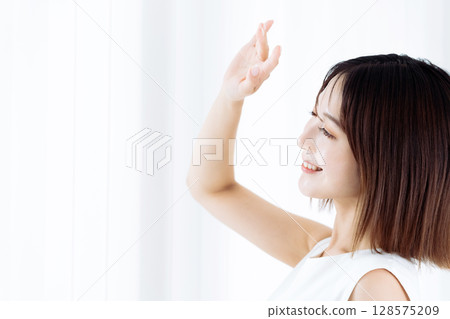 一個女人站在窗邊 128575209