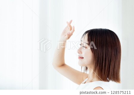 一個女人站在窗邊 128575211