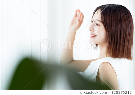 一個女人站在窗邊 128575212